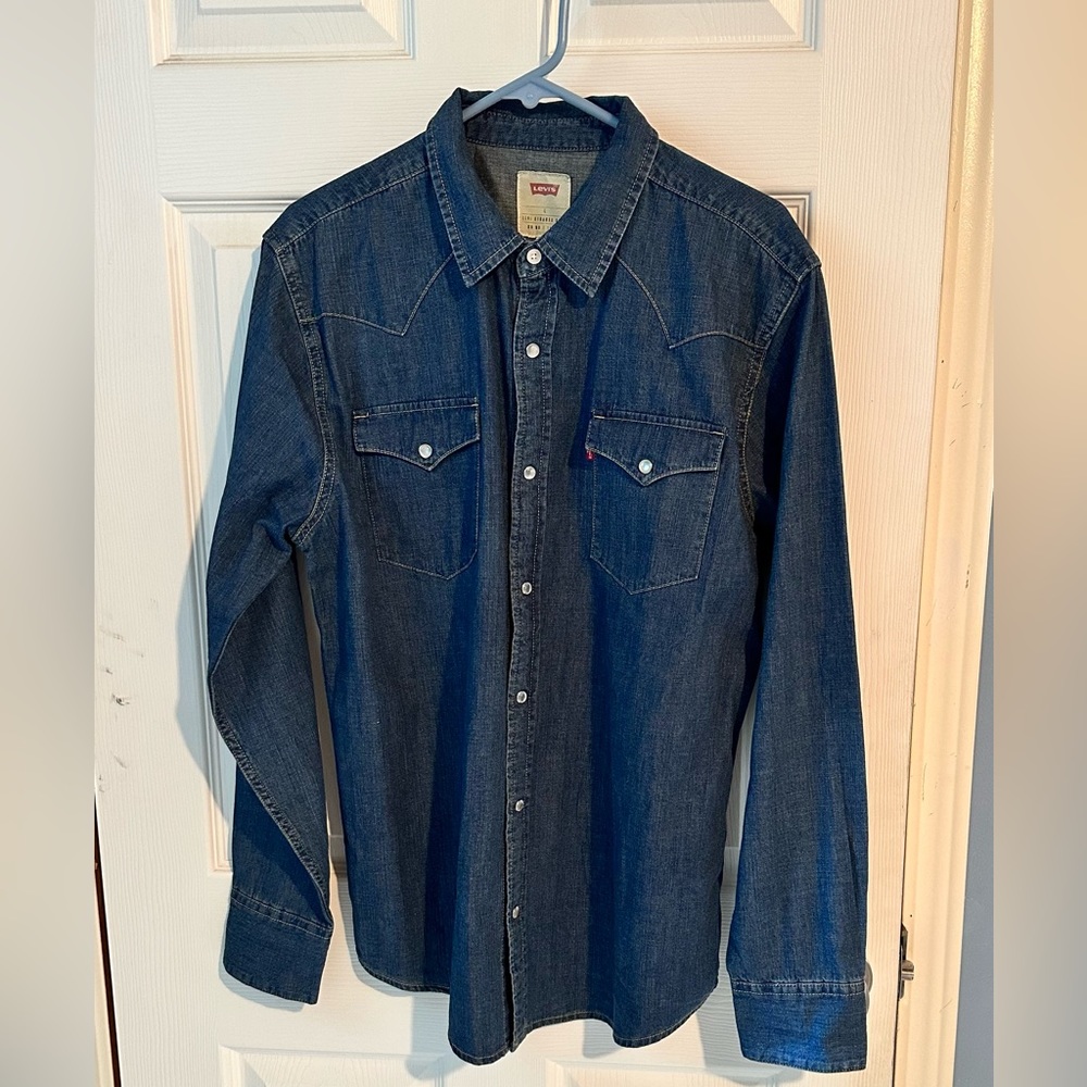 Levi’s Vintage Style Women’s Size Large Pearl Snap Denim Shirt.